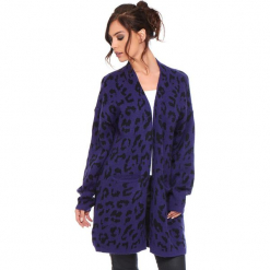 Kardigan "Leopard" w kolorze fioletowym. Fioletowe kardigany damskie marki Cosy Winter, s, z motywem zwierzęcym. W wyprzedaży za 181,95 zł.