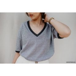 T-Shirt z dekoltem w serek ze ściągaczem, D.GREY. Szare t-shirty damskie Pakamera, bez wzorów, z dekoltem w serek. Za 169,00 zł.