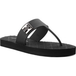 Japonki TOMMY HILFIGER - Turn Lock Flat Beach FW0FW03161 Black 990. Czarne klapki damskie TOMMY HILFIGER, bez wzorów, z tworzywa sztucznego, bez obcasa. W wyprzedaży za 109,00 zł.