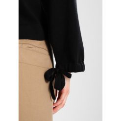 Swetry klasyczne damskie: Opus POMPON Sweter black