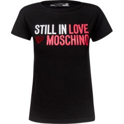 T-shirt LOVE MOSCHINO Czarny. Czarne t-shirty damskie marki Love Moschino, z nadrukiem, z dzianiny, z okrągłym kołnierzem. Za 336,00 zł.