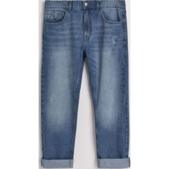 Jeansy regular fit z recyclingu - Niebieski. Białe jeansy męskie regular marki Reserved, l. W wyprzedaży za 69,99 zł.