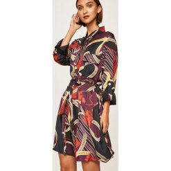 Marciano Guess - Sukienka. Sukienki damskie MARCIANO GUESS, na co dzień, w paski, z poliesteru, casualowe, bez kołnierzyka, z długim rękawem, długie, mini, rozkloszowane. Za 899,90 zł.
