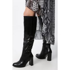 Czarne Kozaki Farzana. Czarne kozaki damskie Born2be, z okrągłym noskiem, przed kolano, na wysokim obcasie, na obcasie, na zamek. Za 219,99 zł.