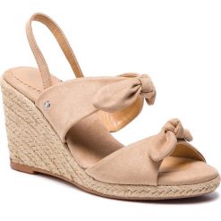 Espadryle PEPE JEANS - Shark Honey PLS90383 Bare 848. Brązowe espadryle damskie Pepe Jeans, z aplikacjami, z jeansu, bez obcasa, na obcasie. W wyprzedaży za 139,00 zł.
