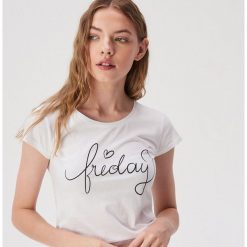 T-shirt z napisem friday - Biały. Białe t-shirty damskie Sinsay, s, z napisami, bez kołnierzyka. Za 9,99 zł.
