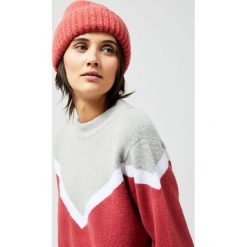 Czapka w prążki. Różowe czapki damskie Moodo, bez wzorów, z elastanu. Za 29,99 zł.