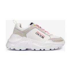 Versace Jeans Couture Tenisówki Biały. Białe trampki i tenisówki damskie Versace Jeans Couture, bez wzorów, z jeansu, bez zapięcia. Za 803,95 zł.