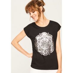 T-shirt z błyszczącym nadrukiem - Czarny. Czarne t-shirty damskie marki Nike, xs, z bawełny. Za 29,99 zł.