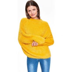 PUDEŁKOWY SWETER Z GOLFEM. Żółte swetry damskie Top Secret, bez wzorów, z dzianiny, bez rękawów. W wyprzedaży za 49,99 zł.