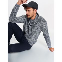Golfy męskie: SWETER MĘSKI Z MELANŻOWEJ DZIANINY Z OBSZERNYM GOLFEM