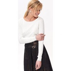 SWETER Z BŁYSZCZĄCYMI KROPKAMI. Białe swetry damskie Top Secret, na lato, w grochy, z dzianiny, klasyczne, bez rękawów, bez kaptura. W wyprzedaży za 49,99 zł.
