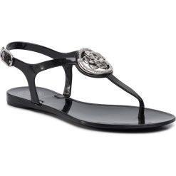 Sandały Guess Jaxx FL6JAX RUB21. Zielone klapki damskie Guess, z aplikacjami, bez obcasa. W wyprzedaży za 129,00 zł.