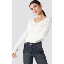 Rut&Circle Sweter dzianinowy z dekoltem V Ninni - White. Białe swetry klasyczne damskie Rut&Circle, z dzianiny. Za 80,95 zł.