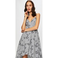 Guess Jeans - Sukienka. Białe sukienki damskie Guess Jeans, na co dzień, s, z aplikacjami, z bawełny, casualowe, z dekoltem karo, bez rękawów, mini, rozkloszowane. W wyprzedaży za 449,90 zł.