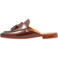 Melvin & Hamilton SCARLETT Klapki wood/blue. Pomarańczowe klapki damskie marki Melvin & Hamilton, bez wzorów, ze skóry, bez obcasa. W wyprzedaży za 447,85 zł.