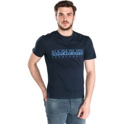 Napapijri Sevora Koszulka Niebieski. Niebieskie podkoszulki męskie Napapijri, xl, z nadrukiem, z bawełny, bez kołnierzyka, krótkie. Za 180,95 zł.