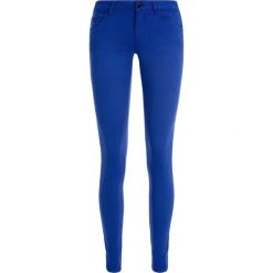 Spodnie materiałowe Guess W93AJ2 W77R0. Niebieskie spodnie damskie Guess, z aplikacjami, z tkaniny. W wyprzedaży za 209,00 zł.