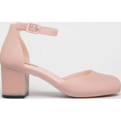 Melissa - Sandały Femme High. Różowe sandały damskie Melissa, bez wzorów, z materiału, z okrągłym noskiem, bez obcasa, na obcasie, na klamry. Za 479,90 zł.