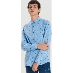 Świąteczna koszula all over - Niebieski. Niebieskie koszule męskie Cropp, s, bez wzorów, wizytowe, bez kołnierzyka, bez rękawów. Za 69,99 zł.