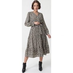 Czarna Sukienka Alton. Czarne sukienki damskie Born2be, s, w paski, z tkaniny, eleganckie, długie, dopasowane. Za 119,99 zł.