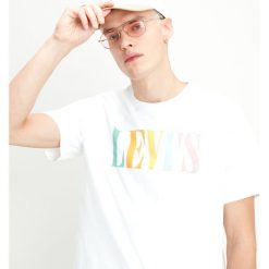 Levi's Koszulka Biały. Białe podkoszulki męskie Levi's®, s, z nadrukiem, z bawełny, z krótkim rękawem. Za 102,95 zł.