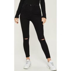 Jeansy skinny z wysokim stanem - Czarny. Czarne spodnie z wysokim stanem Sinsay, z jeansu. Za 49,99 zł.