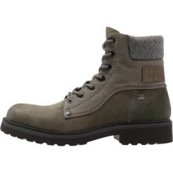 GStar CARBUR Botki sznurowane combat. Zielone botki męskie G-Star, z materiału, na sznurówki. W wyprzedaży za 623,20 zł.