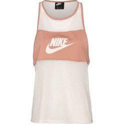Top sportowy w kolorze kremowo-jasnoróżowym. Różowe topy damskie Nike Women, xl, z nadrukiem, z materiału, z okrągłym kołnierzem. W wyprzedaży za 76,95 zł.