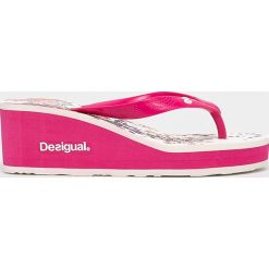 Desigual - Klapki. Czerwone koturny damskie Desigual, bez obcasa, na obcasie, bez zapięcia. W wyprzedaży za 99,90 zł.