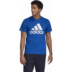 MĘSKA KOSZULKA ADIDAS BADGES OF SPORT (XL). Koszulki męskie Adidas, xl, bez wzorów, z bawełny, sportowe, z kontrastowym kołnierzykiem, bez rękawów. Za 99,99 zł.