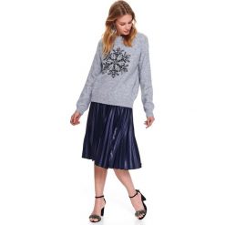 Sweter z błyszczącą aplikacją. Szare swetry damskie Top Secret, na zimę, z aplikacjami, wizytowe, bez rękawów, długie, bez kaptura. W wyprzedaży za 69,99 zł.