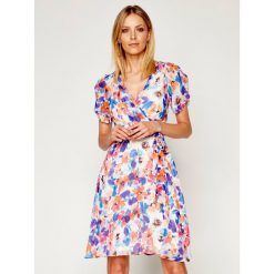 Sukienka codzienna DKNY DD0A9722. Sukienki damskie DKNY, na co dzień, bez wzorów, z poliesteru, bez kołnierzyka, bez rękawów, proste. Za 639,00 zł.