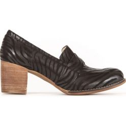 Półbuty na 6 cm słupku z motywem zebry - skóra naturalna - model 250 - kolor czarny zebra. Czarne półbuty damskie Zapato, bez wzorów, ze skóry, bez obcasa, na słupku, bez zapięcia. Za 319,00 zł.