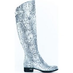 Kozaki - skóra naturalna - model 128 - kolor biały wąż. Białe kozaki damskie Zapato, na co dzień, na zimę, z jeansu, eleganckie, przed kolano, na wysokim obcasie, na obcasie, bez zapięcia. W wyprzedaży za 367,50 zł.