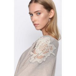 Khaki Sweter Sunday Moon. Brązowe swetry klasyczne damskie Born2be, l, z dekoltem w łódkę. Za 79,99 zł.