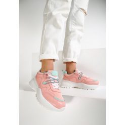 Różowe Sneakersy Euthiaphe. Różowe sneakersy damskie Renee. W wyprzedaży za 59,99 zł.