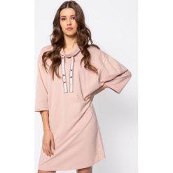 Sukienka dzianinowa Armani Exchange 3HYA87 YJ76Z 1473. Różowe sukienki damskie Armani Exchange, xs, bez wzorów, z bawełny, bez kołnierzyka, bez rękawów. W wyprzedaży za 329,00 zł.
