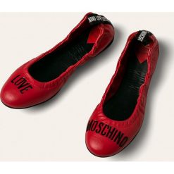 Love Moschino - Baleriny skórzane. Czerwone baleriny damskie Love Moschino, bez wzorów, ze skóry, bez obcasa, na obcasie. Za 699,90 zł.