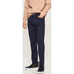 Spodnie regular fit - Granatowy. Niebieskie spodnie chłopięce Reserved, m, bez wzorów. Za 99,99 zł.