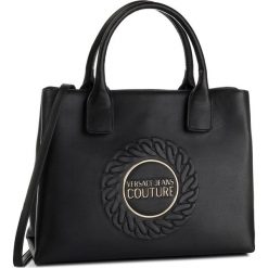 Torebka VERSACE JEANS COUTURE - E1VUBBA3 40293 899. Czarne torebki klasyczne damskie Versace Jeans Couture, bez wzorów, z jeansu, klasyczne, bez dodatków. Za 729,00 zł.
