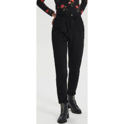 Jeansy straight z paskiem - Czarny. Czarne jeansy damskie Cropp. W wyprzedaży za 59,99 zł.