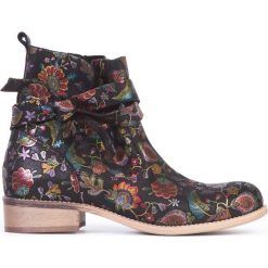 Botki z kokardą - skóra naturalna - model 458 - kolor czarne liście. Czarne botki damskie Zapato, z jeansu, eleganckie, z okrągłym noskiem, bez obcasa, na płaskiej podeszwie, bez zapięcia. W wyprzedaży za 319,20 zł.