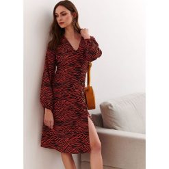 SUKIENKA DAMSKA W ZWIERZĘCY NADRUK. Czerwone sukienki damskie Top Secret, na lato, z nadrukiem, z tkaniny, eleganckie, z dekoltem w serek, z długim rękawem, długie. Za 139,99 zł.