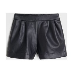 Mango Kids - Szorty dziecięce Miri 110-164 cm. Czarne spodenki dziewczęce Mango Kids, bez wzorów, z poliesteru, casualowe. Za 99,90 zł.