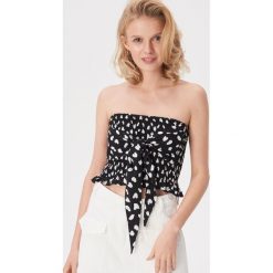 Top bandeau - Biały. Białe topy damskie Sinsay, s, bez wzorów, bez kołnierzyka. W wyprzedaży za 9,99 zł.