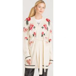 KARDIGAN TWINSET. Białe swetry damskie Twinset, s, z haftami, z materiału, bez rękawów, bez kaptura. Za 1489,00 zł.