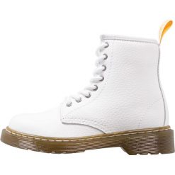 Dr. Martens DELANEY Botki sznurowane bright white. Białe botki damskie skórzane marki Dr. Martens, na sznurówki. W wyprzedaży za 215,20 zł.