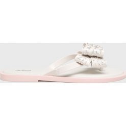 Melissa - Japonki. Białe klapki damskie Melissa, bez wzorów, z gumy, bez obcasa, na obcasie. W wyprzedaży za 219,90 zł.