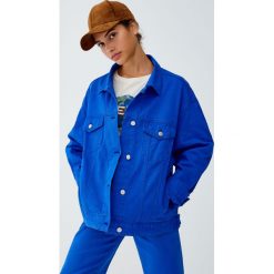 Jeansowa kurtka w elektrycznym niebieskim kolorze. Niebieskie kurtki damskie jeansowe marki Pull&Bear. Za 96,90 zł.